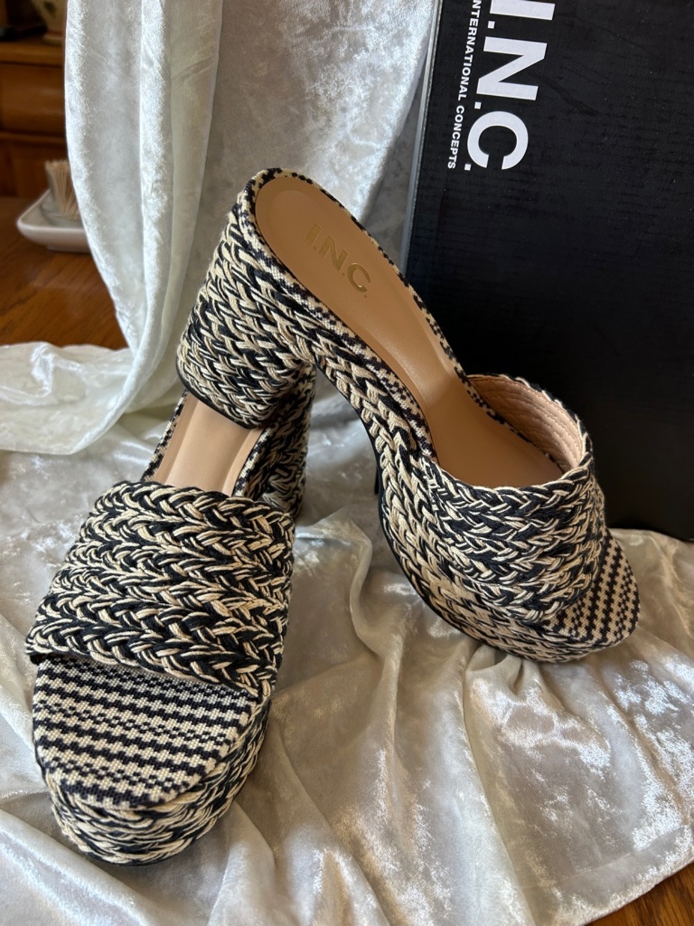 NWT INC BLOCK HEEL SANDALS 10M